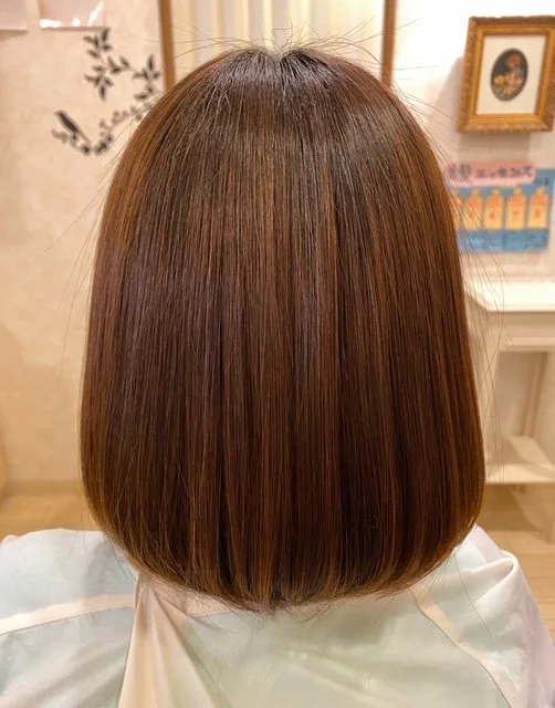 縮毛矯正の施術を受けた艶やかなストレートヘア